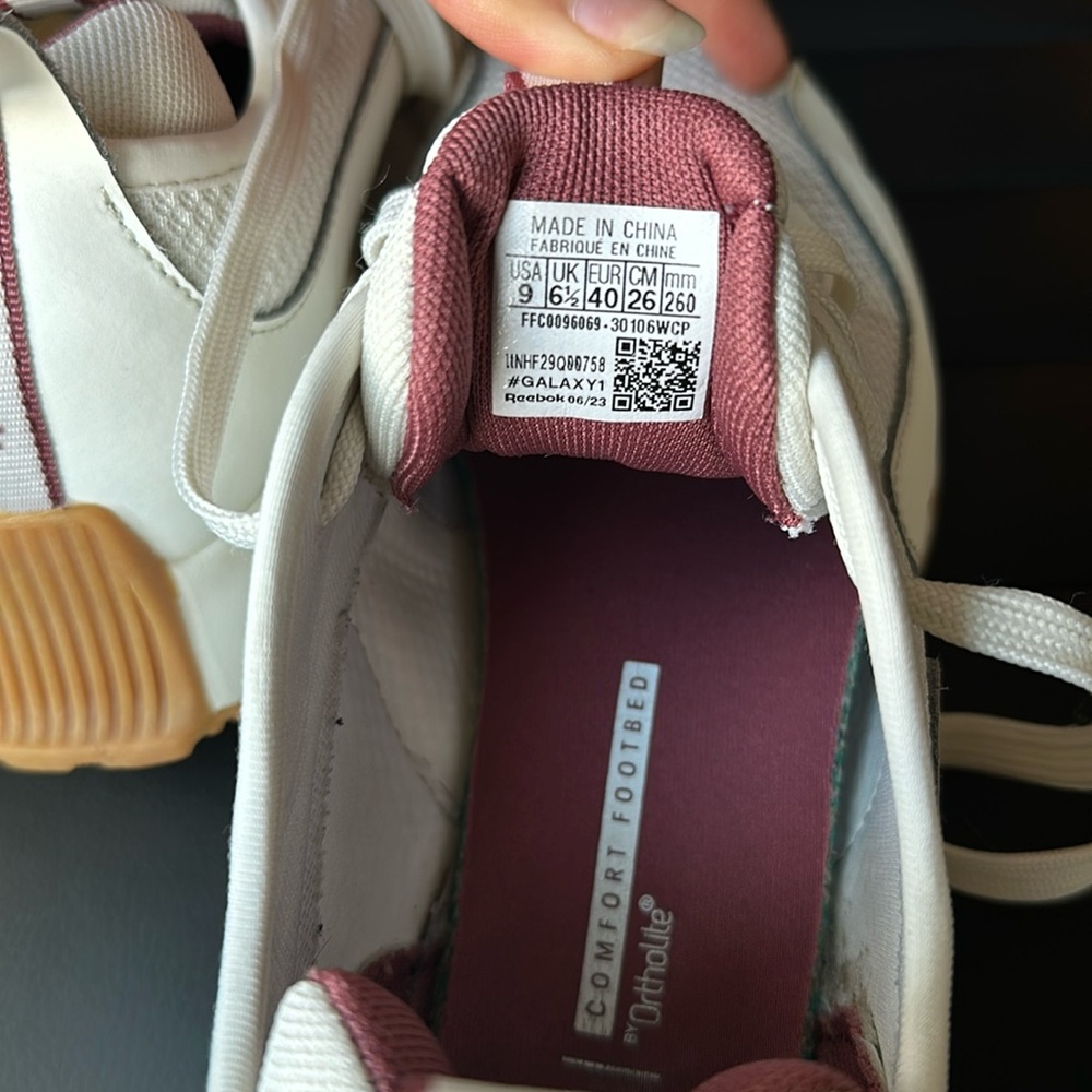 Reeboks - Picture 4 of 9